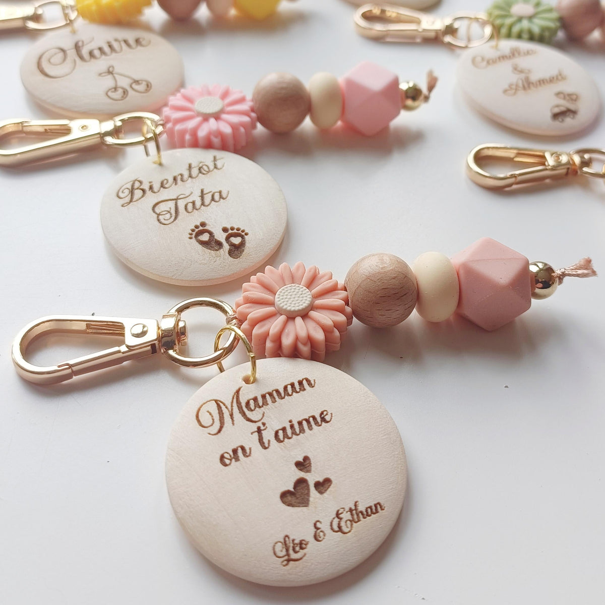 Wooden keychain with personalized medallion - Birthday gift, Mother's Day, grandmothers, fathers, grandfathers, teacher
